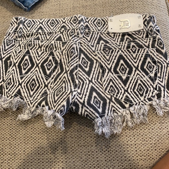 Shorts - Picture 2 of 3